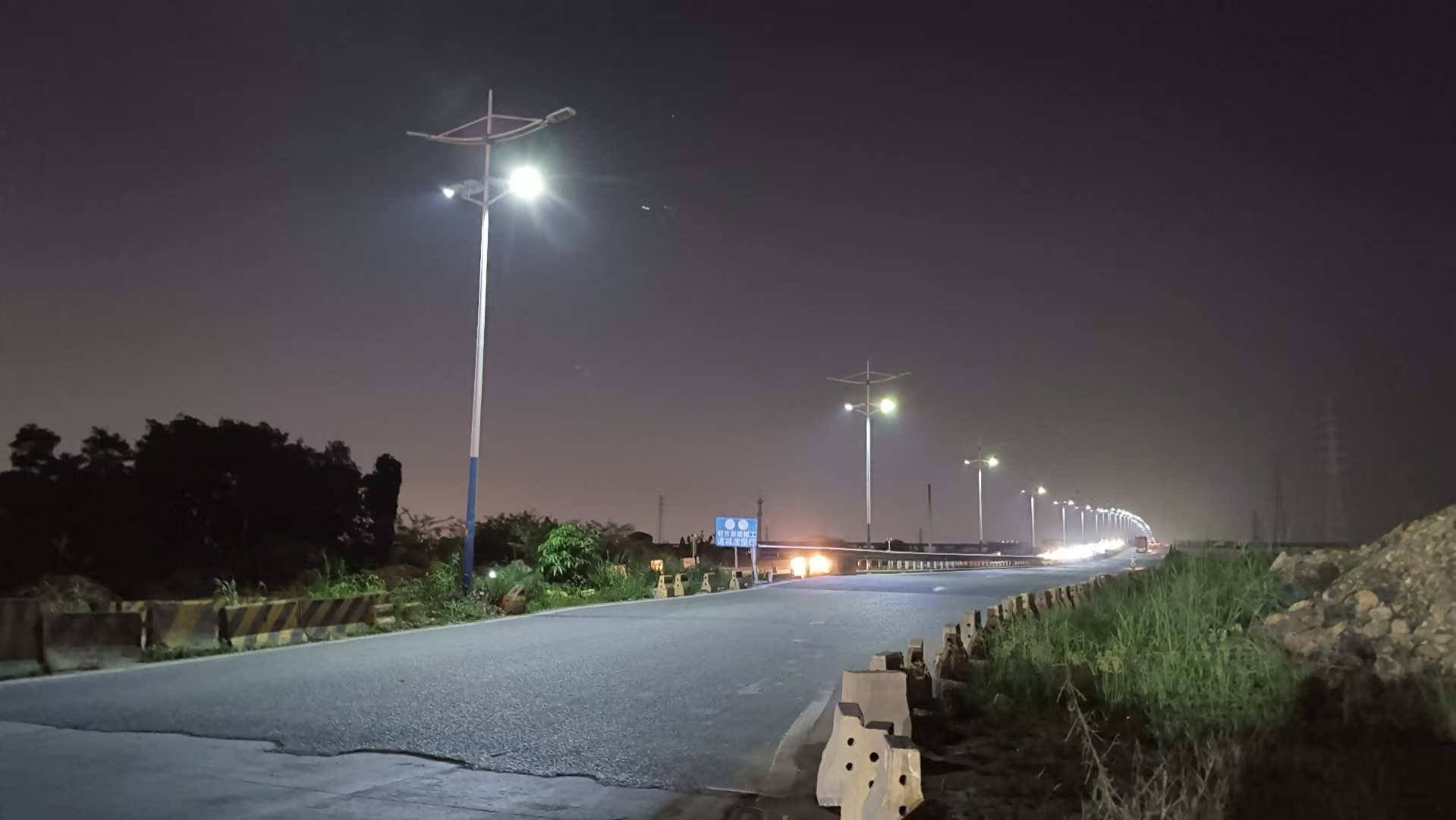 会港大道：太阳能路灯照亮夜间出行路