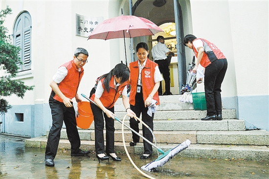 江门海关义工服务队队员正认真清扫地面。卢晓君 江门海关义工服务队队员正认真清扫地面。卢晓君