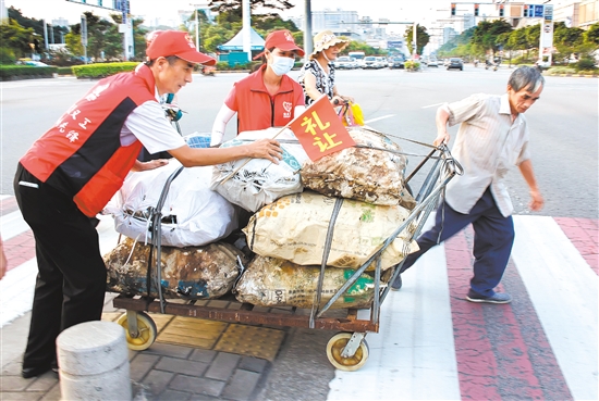 在我市主要交通路口,志愿者们在做好文明劝导的同时,还力所能及地帮助路人。 在我市主要交通路口,志愿者们在做好文明劝导的同时,还力所能及地帮助路人。