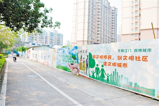 ⬆一堵堵围墙“活”了起来,变成了会讲故事的“文化墙”。 ⬆一堵堵围墙“活”了起来,变成了会讲故事的“文化墙”。