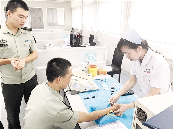 边防官兵赶到市中心医院为患者献血。 边防官兵赶到市中心医院为患者献血。