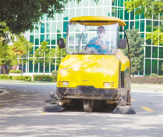 道路要每天保持清洁,离不开清洁工人们的及时清扫。特约摄影师 道路要每天保持清洁,离不开清洁工人们的及时清扫。特约摄影师