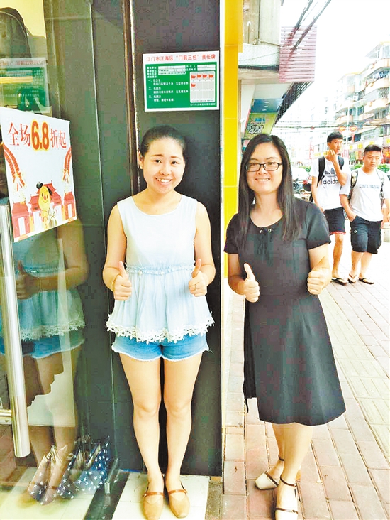 时间久了,陆月如(右)早已和店主打成一片。 时间久了,陆月如(右)早已和店主打成一片。