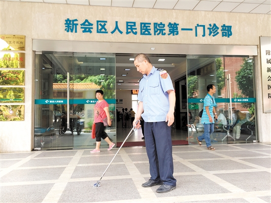 签订了责任书,安装了责任牌,各单位、商铺的门口由各自打扫干净,市容环境变得更加整洁了。 签订了责任书,安装了责任牌,各单位、商铺的门口由各自打扫干净,市容环境变得更加整洁了。