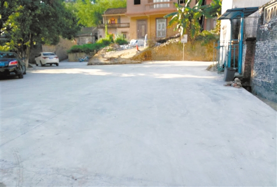 篁边村整改前,路面不好走,坑坑洼洼,现在好多了。 篁边村整改前,路面不好走,坑坑洼洼,现在好多了。